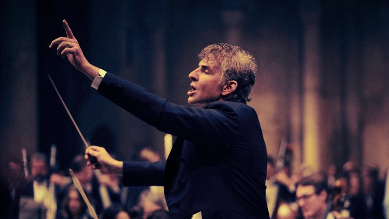 Bradley Cooper dio vida al compositor Leonard Bernstein; escena de la película “Maestro”. Foto: EFE / netflix