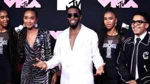 Sean Diddy Combs con sus hijos en premios MTV