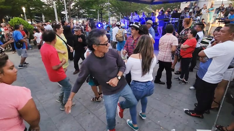 Bailarines de la plaza Libertad