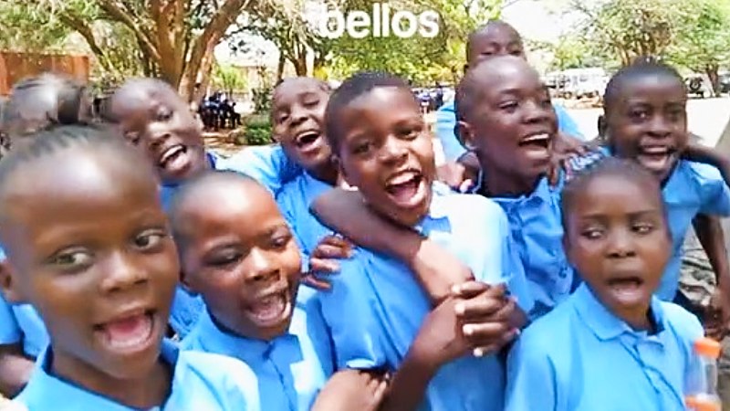 Niños de Zambia cantan Himno Nacional de El Salvador