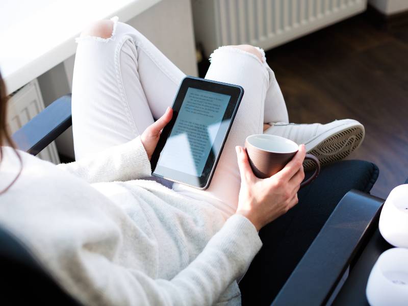 Mujer joven leyendo un e-book