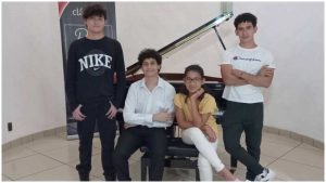 Jóvenes pianista salvadoreños