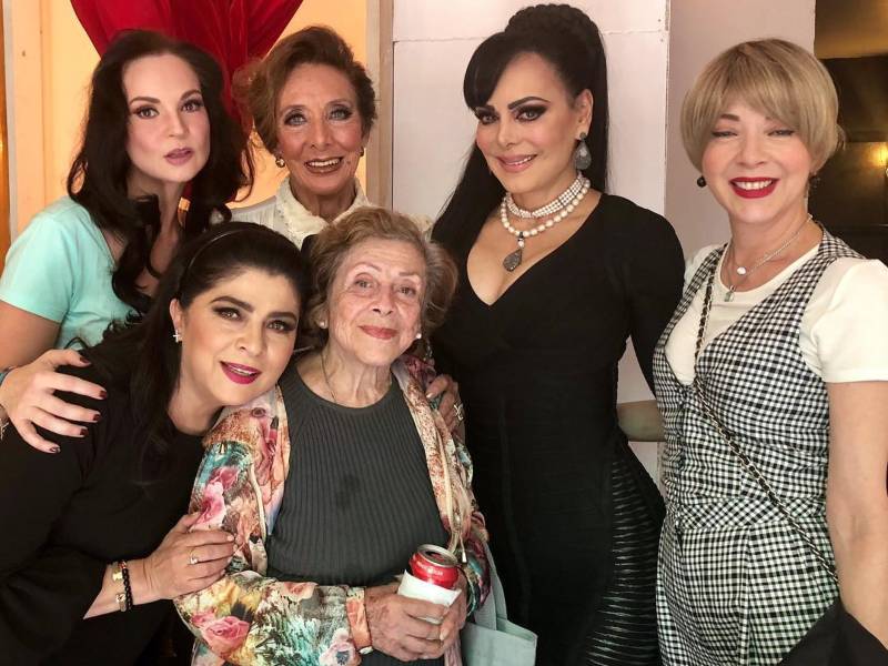 Lorena Velasquez junto a colegas y amigas actrices