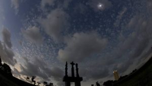 La Luna eclipsa al Sol el 8 de abril de 2024 en Fort Worth, Texas.