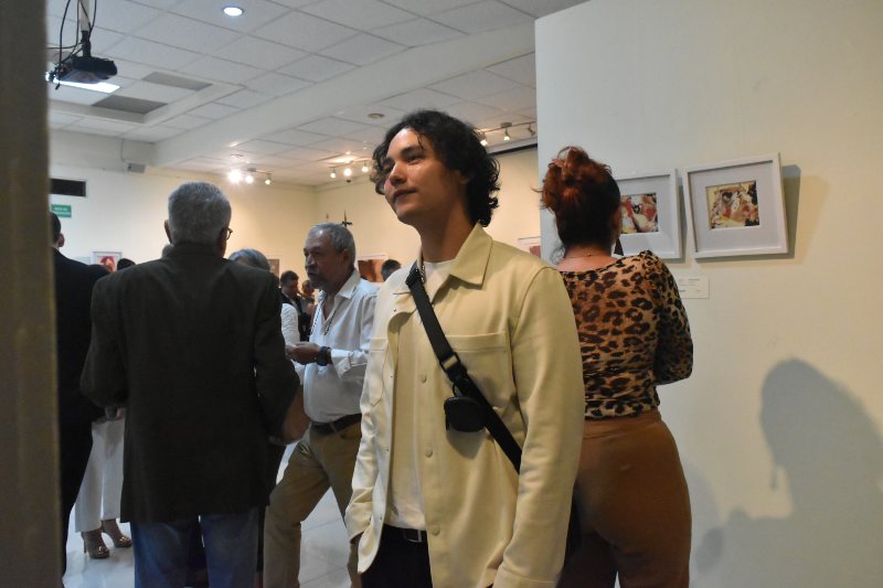 Durante la inauguración de "Manifiesto", las personas pudieron apreciar las diferentes obras de arte de los artistas. Foto: EDH/ Óscar Orellana