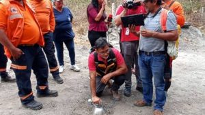 Vulcanólogos de la UES realizan estudios de las fumarolas reportadas en el lugar