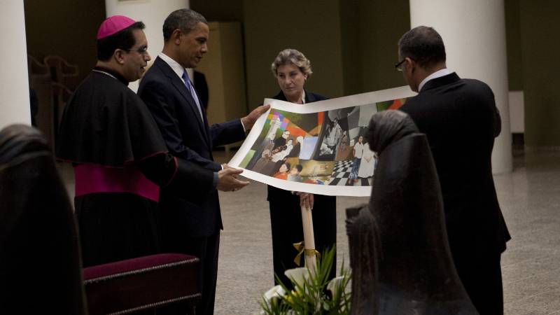 Barack Obama recibió copia de pintura de San Romero en durante su visita al país en marzo de 2011