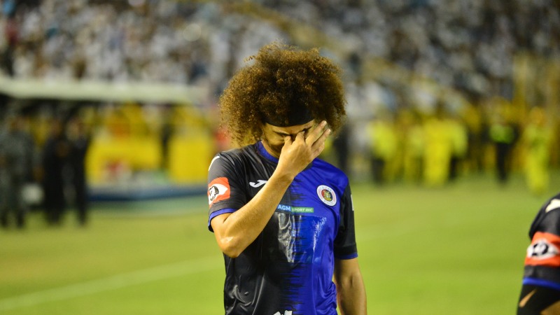 Rodrigo Rivera se lamenta de la eliminación de FAS en la semifinal Alianza F.C. vs C.D. FAS en el estadio Cuscatlán por el torneo clausura 2024.  Foto EDH/Emerson Del Cid