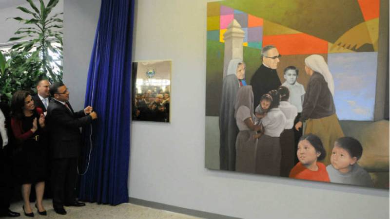 Mauricio Funes inaugurando el mural en honor a San Romero en el aeropuerto en 2010