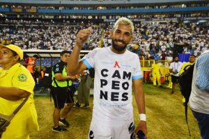 Anyelo Rodriguez celebra el campeonato con Alianza