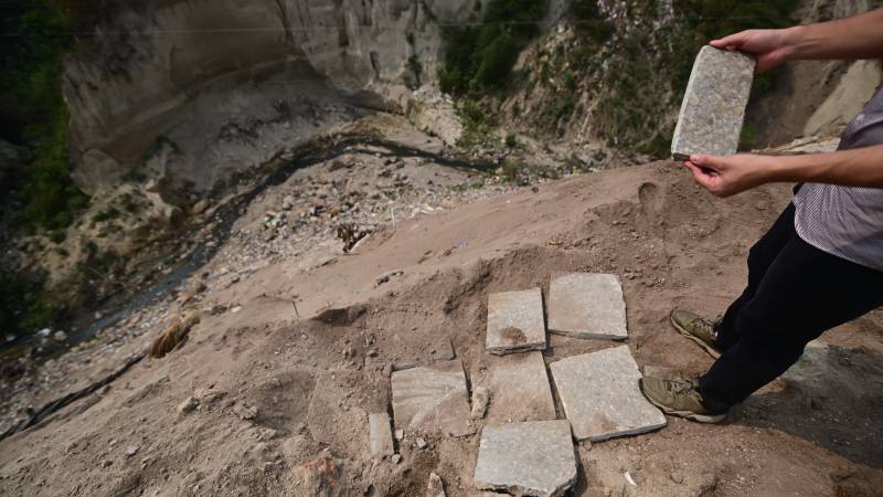 Centenary tiles from the National Palace discarded in ravine and Las Cañas River – elsalvador.com