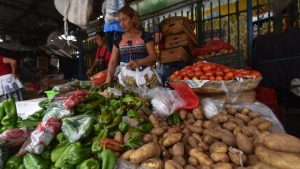 Suben de precio frutas y verduras en mercado