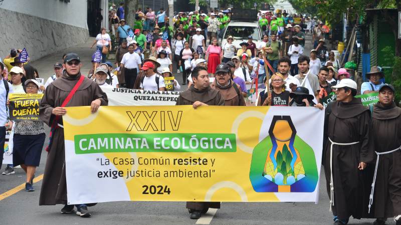 Caminata ecologica desarrollada por organizaciones ambientalistas en torno al Dia del Medio Ambiente.