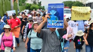 Caminata ecologica desarrollada por organizaciones ambientalistas en torno al Dia del Medio Ambiente.