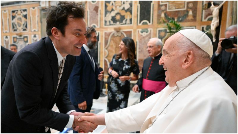 El actor actor Jimmy Fallon y el Papa Francisco