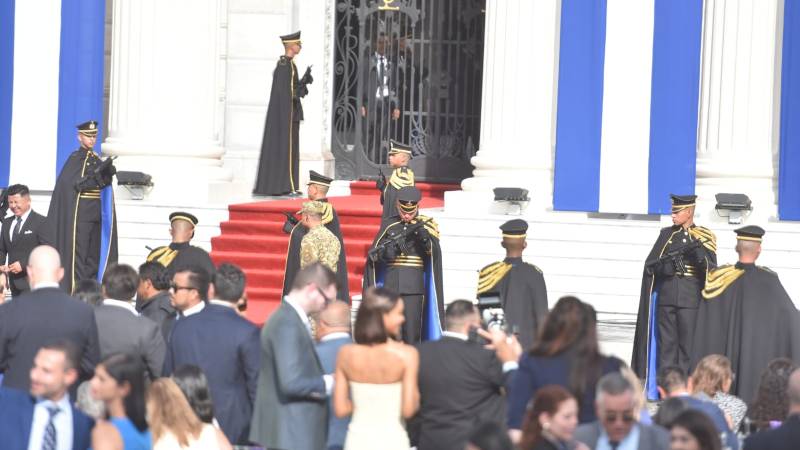 Militares con traje de gala en toma de posesión Bukele segundo período