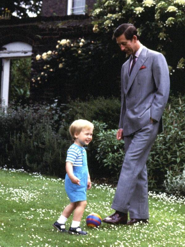 Foto del recuerdo del rey Carlos III con su hijo William