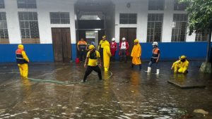 Escuela de Santiago de María totalmente inundada por las lluvias