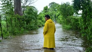 Protección Civil recomienda precaución al conducir durante lluvias y tener lista una mochila de emergencia.