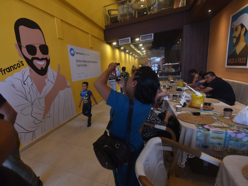 Restaurante Francos con imagen del presidente Nayib Bukele como principal representacin del negocio.