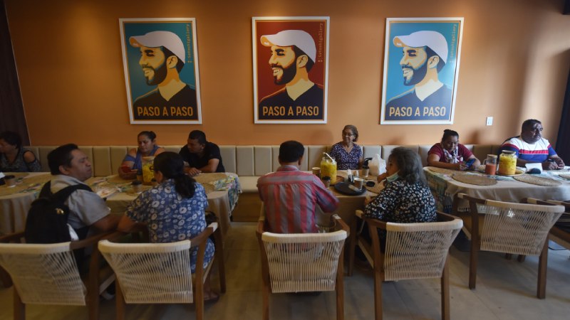 Restaurante Francos con imagen del presidente Nayib Bukele como principal representacin del negocio.