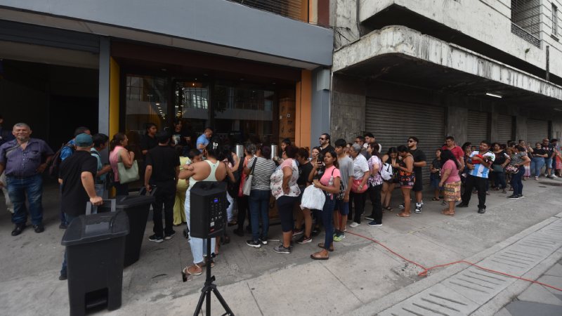 Restaurante Francos con imagen del presidente Nayib Bukele como principal representacin del negocio.