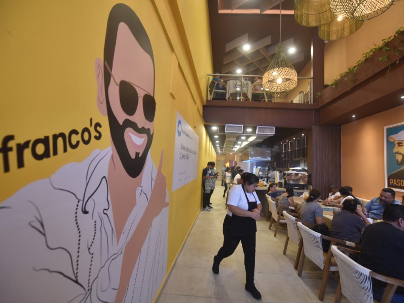 Restaurante Francos con imagen del presidente Nayib Bukele como principal representacin del negocio.