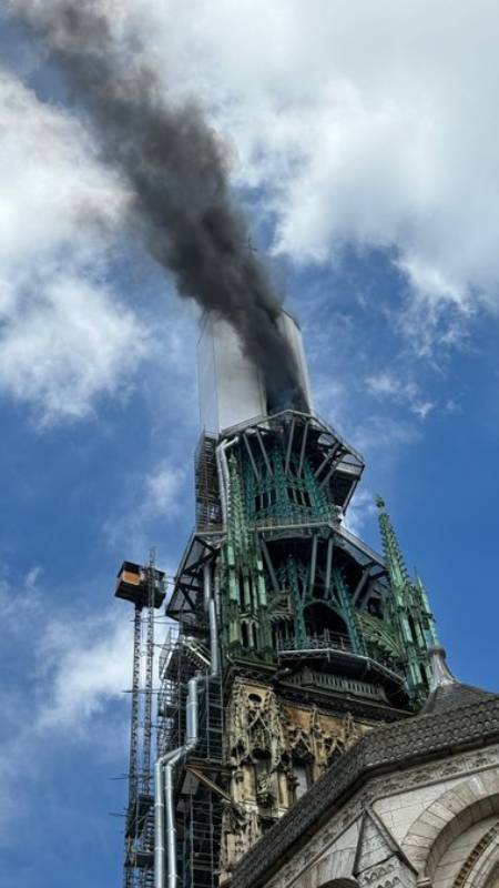 Aguja de la catedral francesa de Ruán se incendió