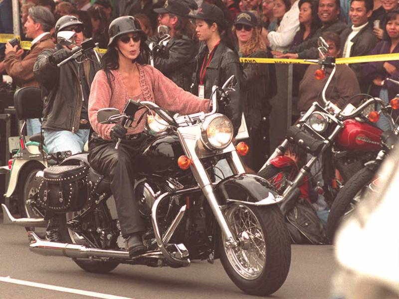 Cher en su moto Harley Davidson