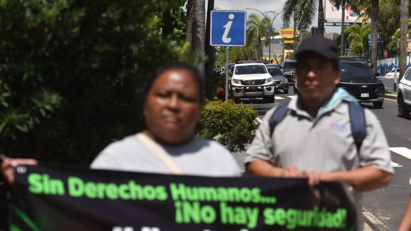 MOVIR llega a oficinas del Comisionado Presidencial de los Derechos Humanos, Andrs Guzmn, a presentar 77 casos de capturas arbitrarias durante el rgimen de excepcin.