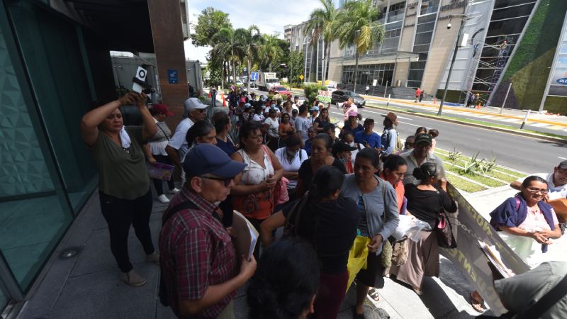 MOVIR llega a oficinas del Comisionado Presidencial de los Derechos Humanos, Andrs Guzmn, a presentar 77 casos de capturas arbitrarias durante el rgimen de excepcin.