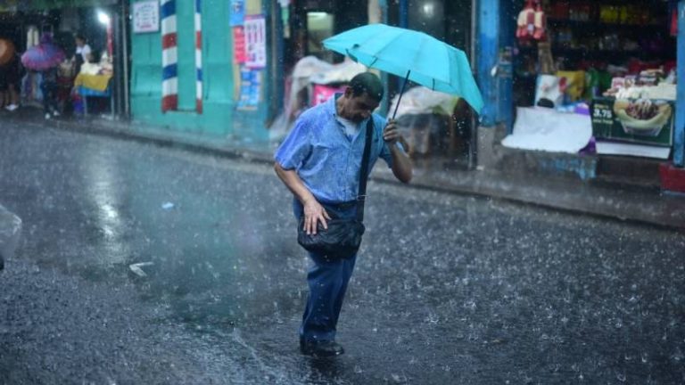 Fuerte lluvia causó inundaciones esta tarde en diferentes zonas de San ...