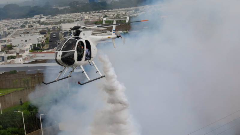 Fumigacion aerea helicoptero dengue FAES