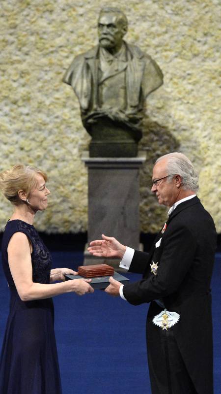 Hija de Alice Munro recibe medalla para su madre en Suecia