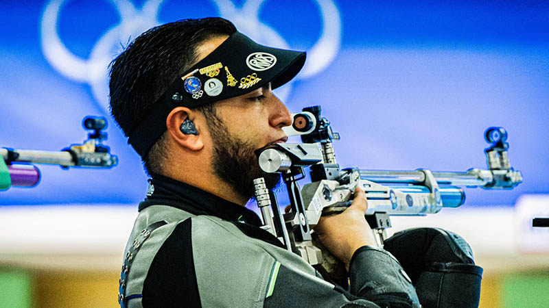 El salvadoreño Israel Gutiérrez durante su ronda de clasificación en el tiro deportivo en la prueba 10 metros rifle de aire masculino de los Juegos Olímpicos Paris 2024. Foto / Cortesía COES