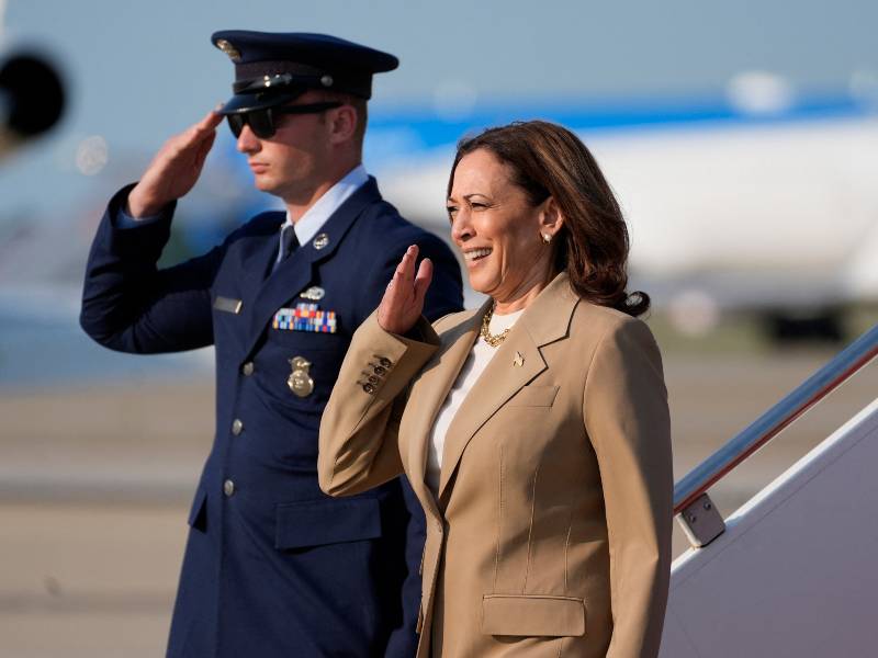 Kamala Harris llegando a base militar