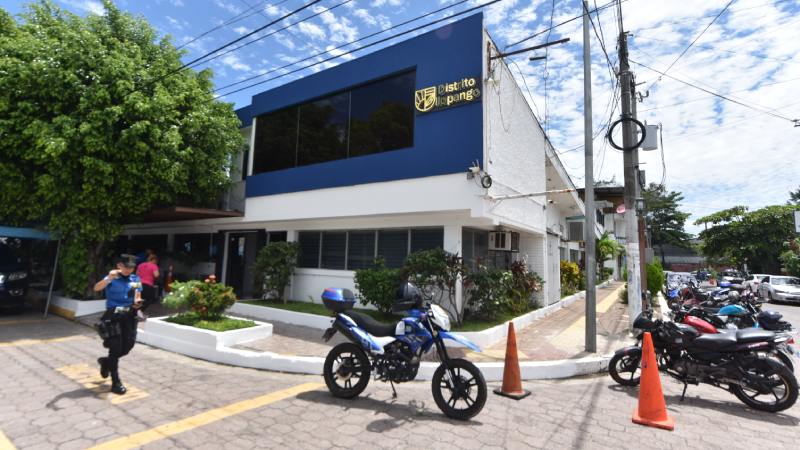 Miembros del Cuerpo de Agentes Metropolitanos del distrito de Ilopango, municipio de San Salvador Este, retuvieron a un equipo de periodistas de El Diario de Hoy durante media hora en los alrededores del Parque Central de Ilopango. El equipo de EDH se encontraba realizando un sondeo de opinión sobre Bitcoin y el uso de Chivo Wallet a habitantes de esa localidad. El fotoperiodista hizo imágenes de apoyo de la fachada del distrito de Ilopango para tener registro del lugar, son fotografías que en archivo ayudan a ilustrar temas relacionados con cualquier tema relacionado a las municipalidades, o en este caso, el distrito.  Al momento se acercó una agente del CAM quien manifestó, que por protocolo de seguridad, que no se podía tomar fotos de la fachada, a lo cual el fotoperiodista argumentó que sí podía hacer las fotografías porque se encontraba en la vía pública ejerciendo su labor periodística tomando una fotografía del edificio público. En El Salvador no existe ley alguna que prohíba a un ciudadano tomar imágenes de edificios públicos o privados desde la vía pública, al menos que se trate de instalaciones militares o estratégicas para la seguridad nacional. La agente exigió el nombre del fotógrafo y este se identificó como periodista de El Diario de Hoy y la agente se retiró de nuevo hacia la sede del distrito.