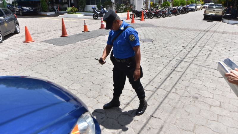 Retención de periodistas de El Diario de Hoy por agentes del CAM