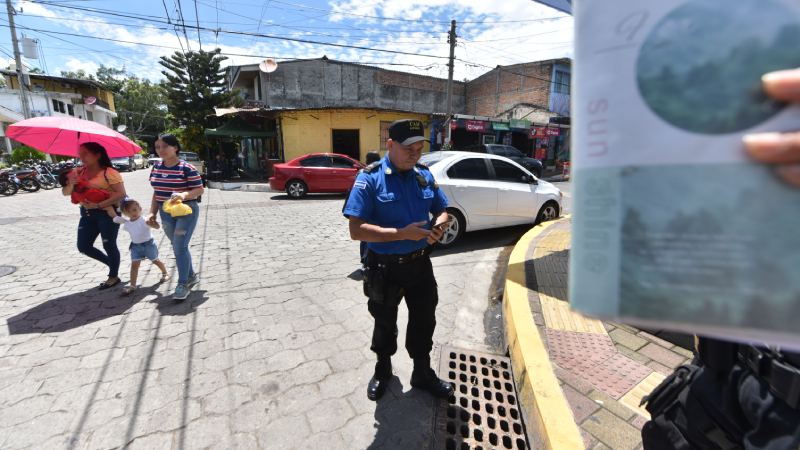 Retención de periodistas de El Diario de Hoy por agentes del CAM