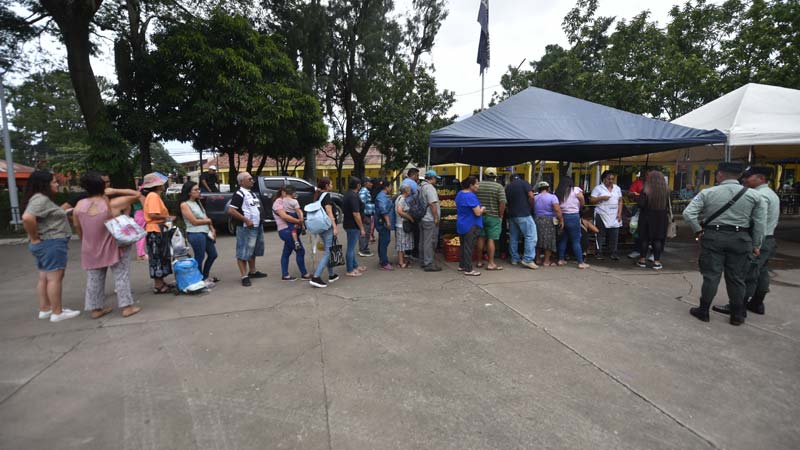 Clientes hacen cola en el agromercado en el parque Daniel Hernández de Santa Tecla. Foto EDH / Miguel Lemus