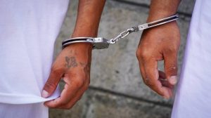 Dos sujetos son señalados de haber vapuleado a un joven para robarle, la víctima falleció en el hospital. Foto de referencia/FGR