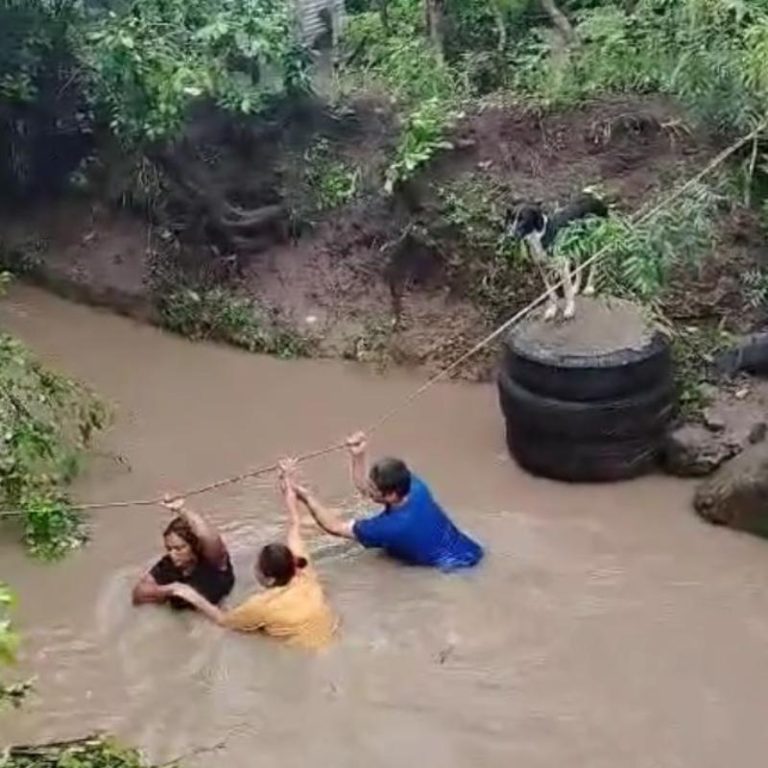 Caudal de río derriba puente peatonal en San Miguel - Noticias de El ...