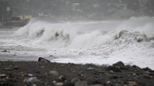 Olas altas rompen a lo largo de la playa de Kingston, Jamaica, antes de la llegada del huracán Beryl el 3 de julio de 2024.