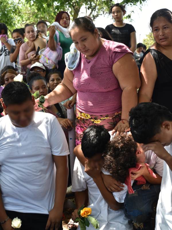 18EDC Entierro de niños soterrados de Apopa MLE_5331