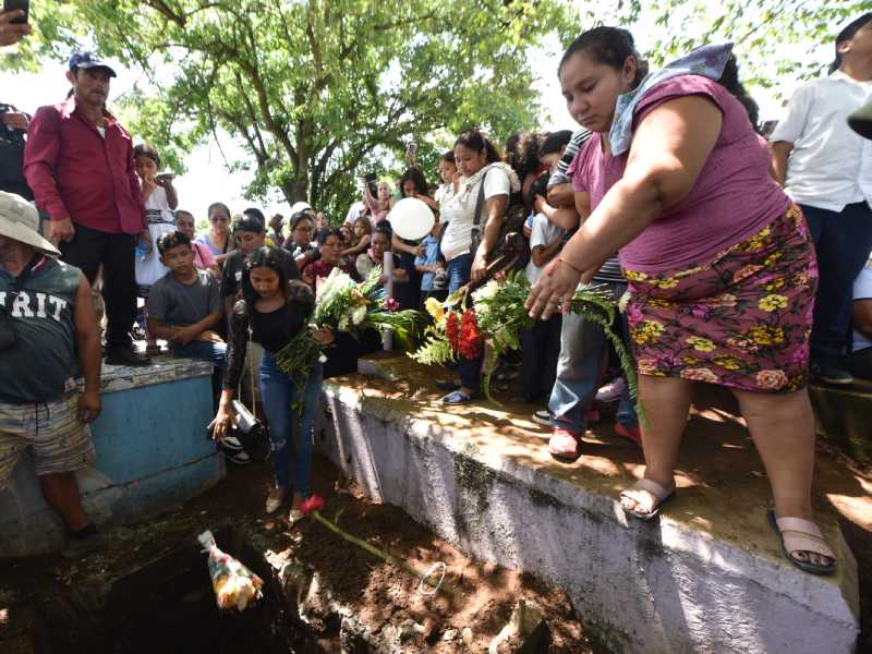 18EDC Entierro de niños soterrados de Apopa MLE_5331