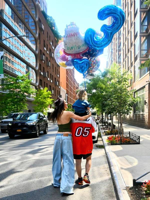 J Balvin con su esposa e hijo Rio