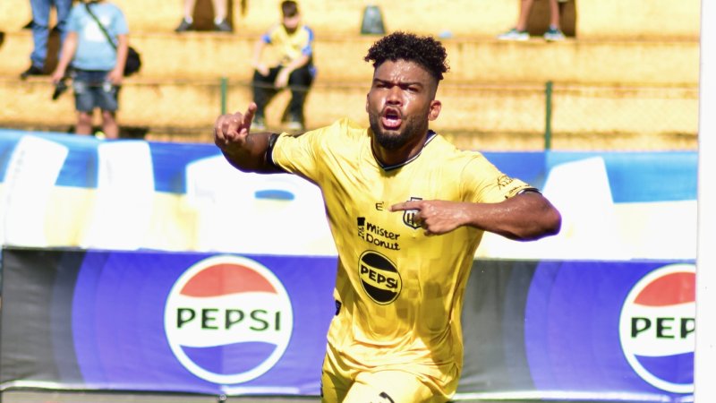 Miguel Murillo del 11 Deportivo celebra su gol en el partido ante Municipal Limeño por la fecha 3 del Apertura 2024 en el estadio Arturo Simeón Magaña de Ahuachapán. Foto / Cortesía 11 Deportivo