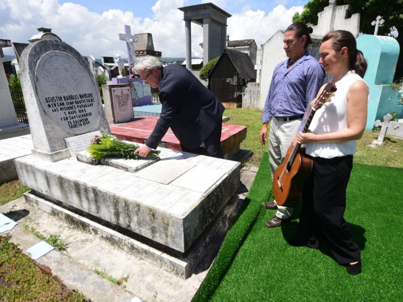 Nieto de Mangoré visita la tumba de su abuelo