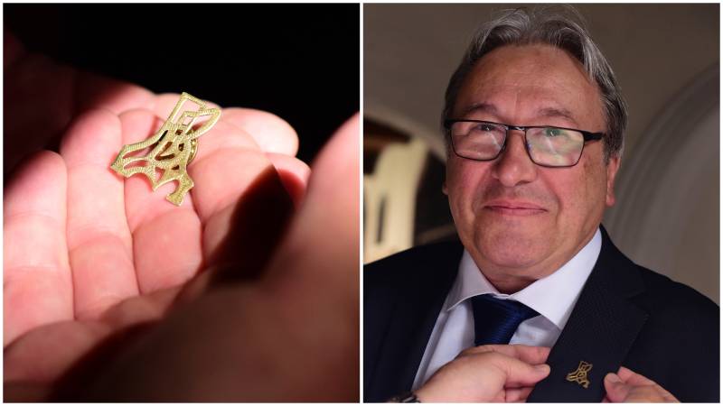 El nieto de Mangoré recibió el pin con las iniciales de su abuelo, que él portaba en su guitarra San Feliu