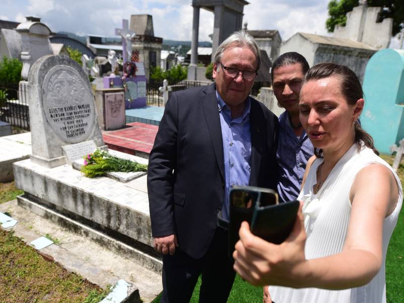 Hector Mangoré Leguizamon tomandose una selfi en Los Ilustres 